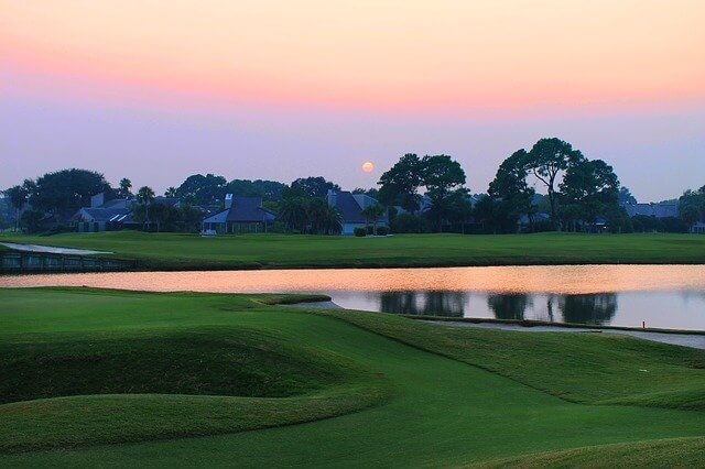 夕日をバックにしたゴルフ場の風景