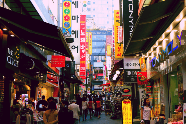 韓国の人通りが多い商店街